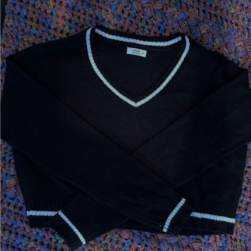 Black V-Neck cropped Sweater with White Trim🖤🤍